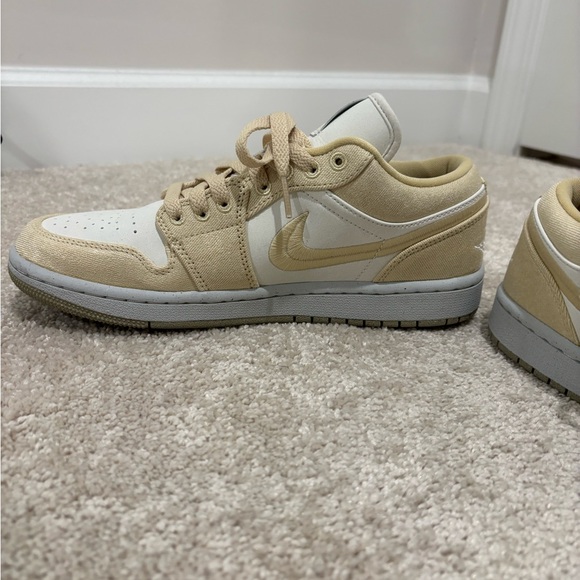 Jordan Air Sneakers in sand and White - Picture 5 of 9